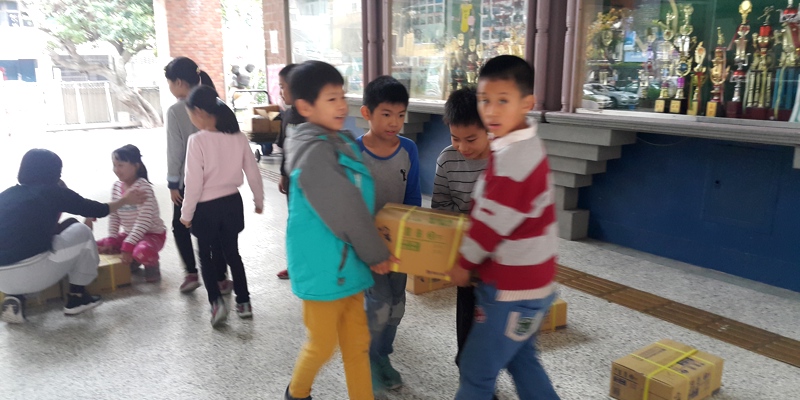 民富國小一連三天進行下學期教科書分發作業