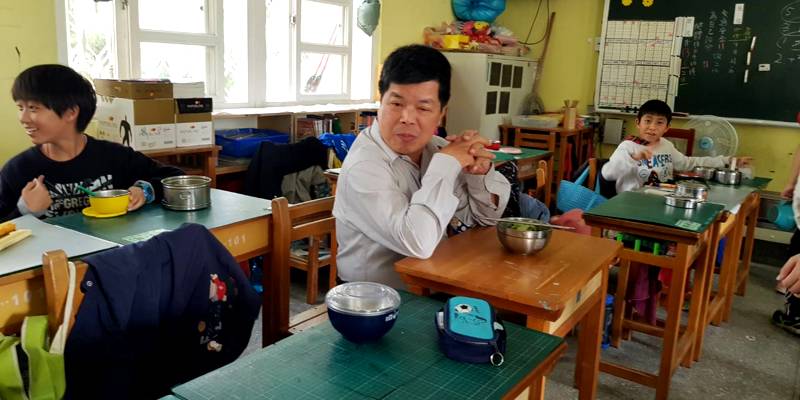 校長與5年1班師生共餐