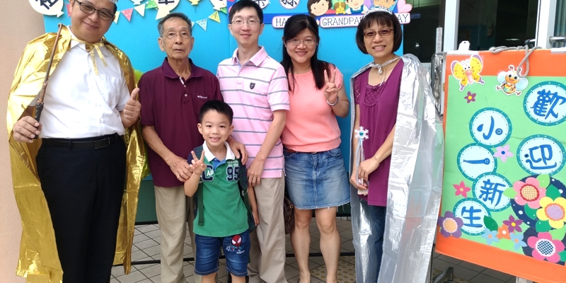 開學日小一新生-祖孫爸媽大手牽小手上學趣