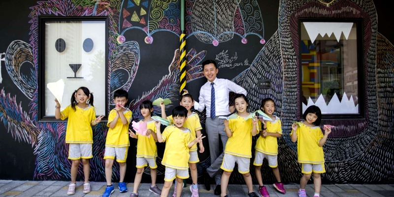 「雙金」關埔國小一期完工！林智堅市長與百名學生射紙飛機迎第二屆新生