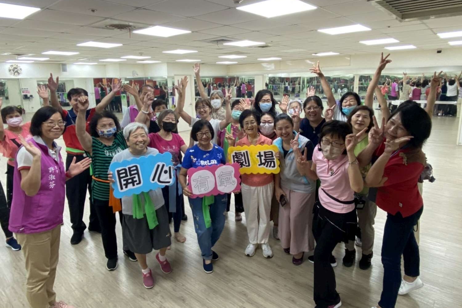 竹市東區樂齡學習中心十年有成 教育處副處長視察與學員同樂活動照片