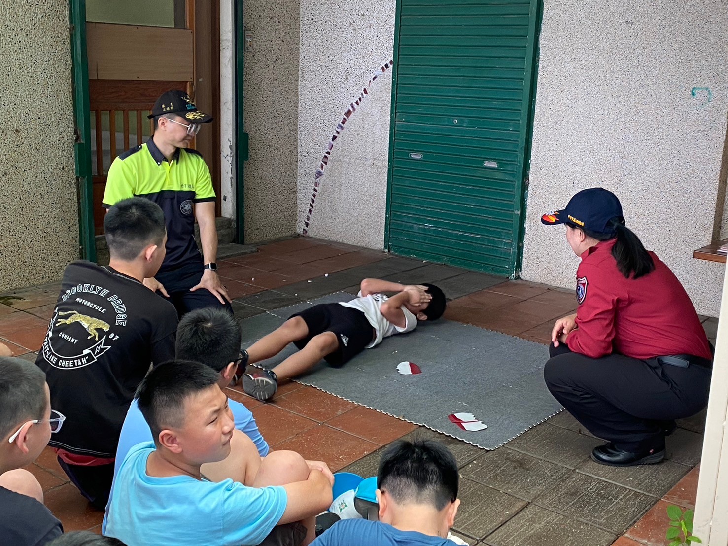 四年級消防護照闖關活動7-停躺滾活動照片