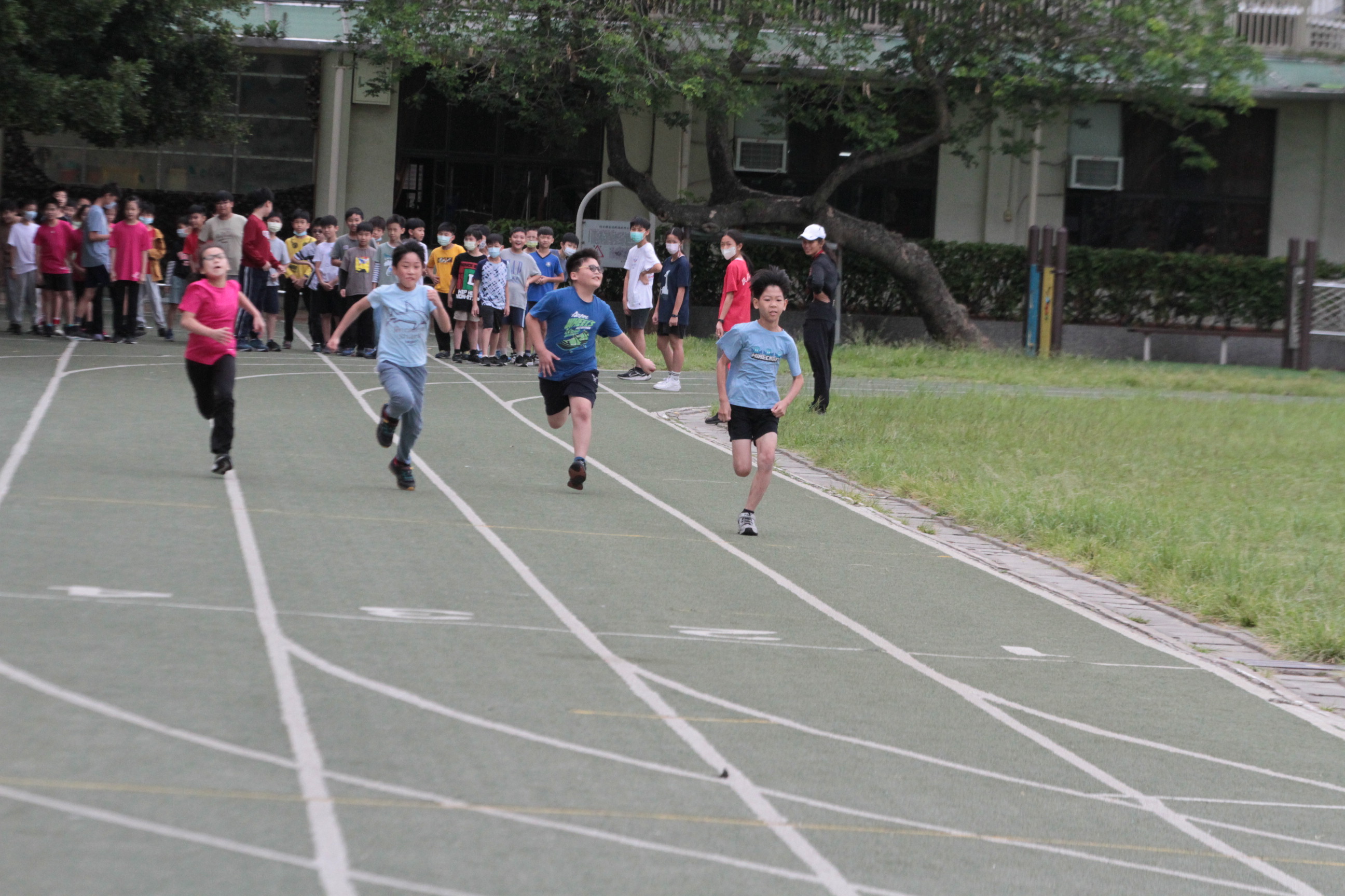 民富國小112學年短距離賽跑排名賽暨班級1600公尺大隊接力競賽/四年級男生組預賽活動照片