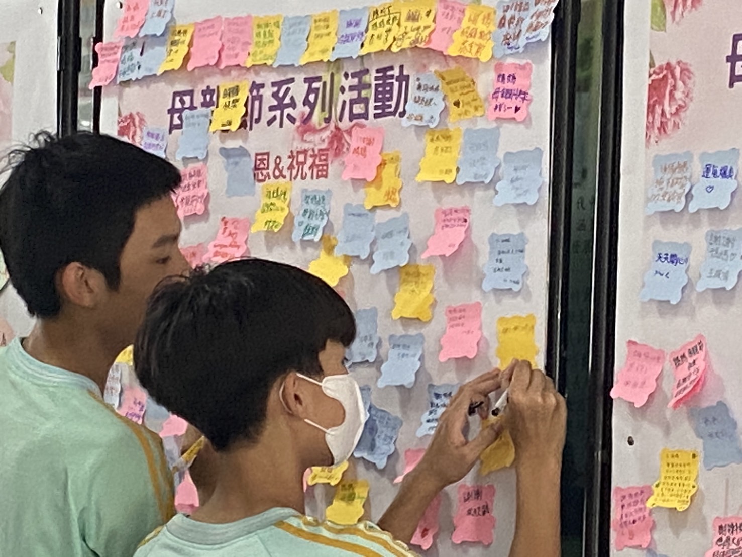 卡片傳情愛洋溢，眾聲齊讚念母恩
