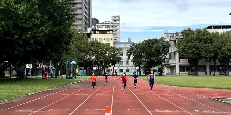 竹小三四年級100公尺預賽