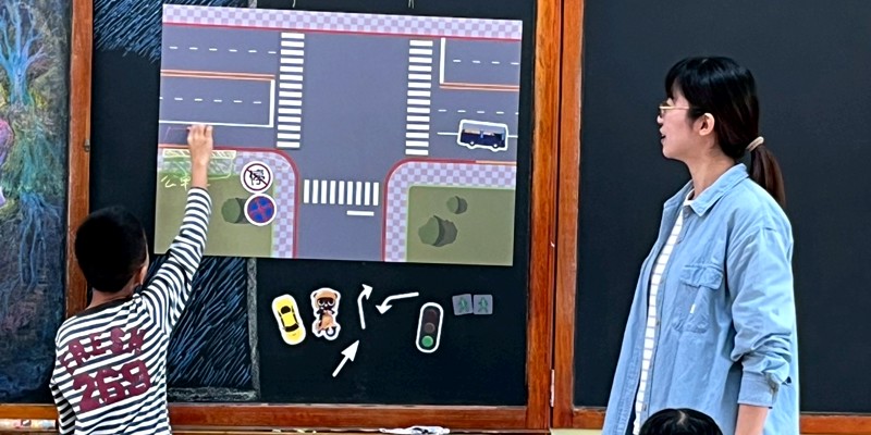 使用「非號誌化路口磁板」進行三年級交通安全課程