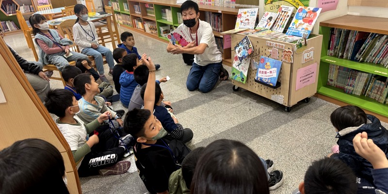 一個擁抱，學會愛與冷靜──竹蓮國小以《魔法抱抱》揭開114學年度圖書館週溫暖序幕