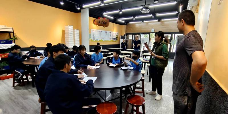 鐵騎探索百工職人 讓教育走出教室！🚴‍♂️學子單車訪「方元麵食館」 聆聽創業堅持與鄰里溫情🍜