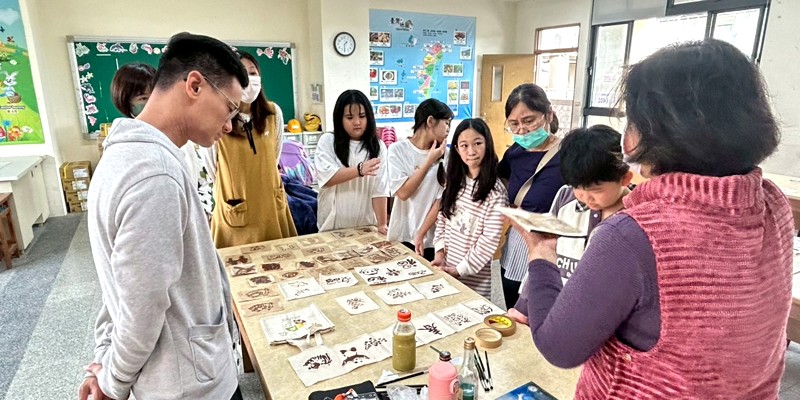 「太陽之染」遇見科學實驗！竹蓮國小跨領域課程 玩轉客家柿染工藝