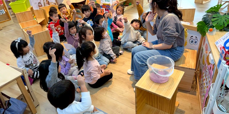 小手力量大！彩虹班小班開始「擰抹布 × 擦桌子」生活自理小任務