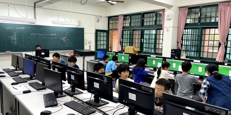 與AI的第一次接觸！南隘小朋友動動手指「念咒語」，把心中的想法通通變出來！