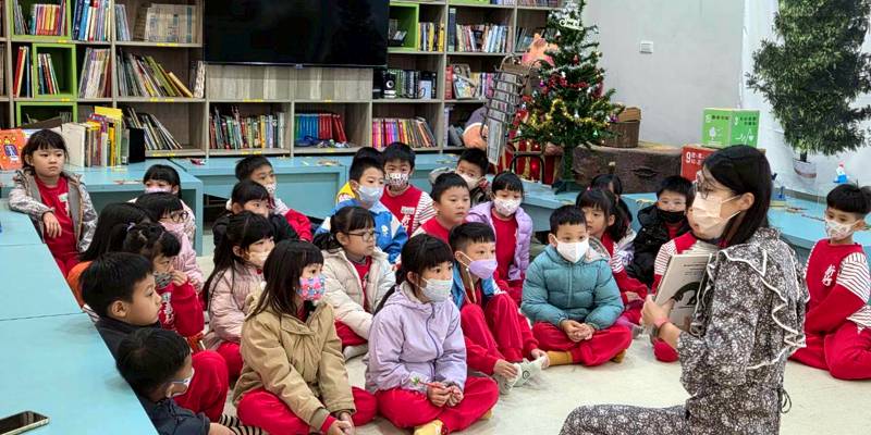 歲末傳承！六年級「小小說書人」接力 啟發一年級閱讀樂趣