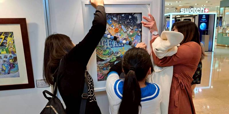 青草湖國小學生作品進駐巨城 用心佈展迎接十校藝術聯展