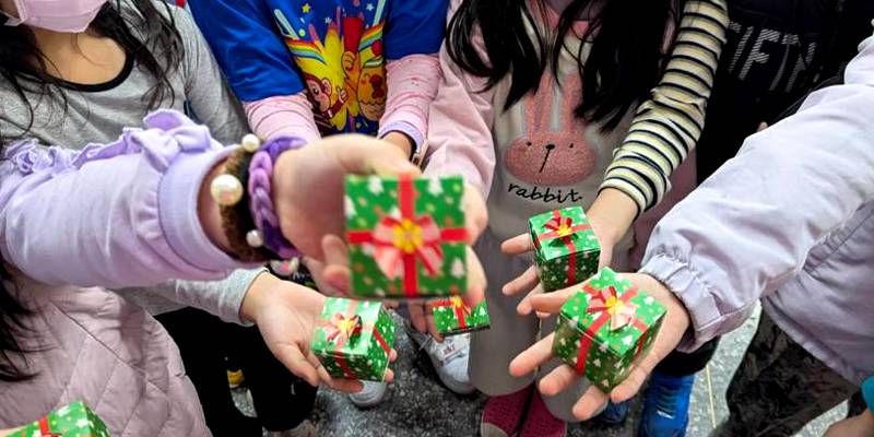 四年級學生親手製作聖誕禮盒　以客語祝福傳遞感恩心意