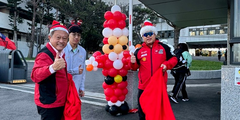 成德高中2025年聖誕節發糖果活動