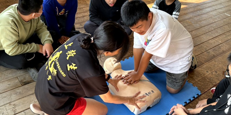 不只學游泳！南隘孩子在南寮泳池學會救人一課