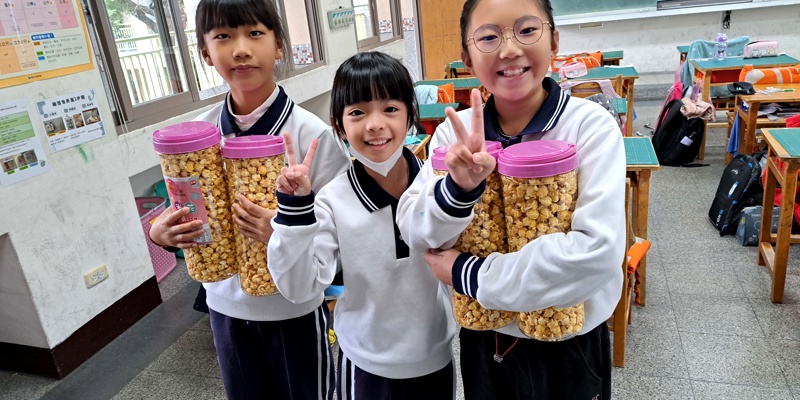 青草湖國小響應寒冬送暖義賣 學生以行動傳遞愛心溫暖人心