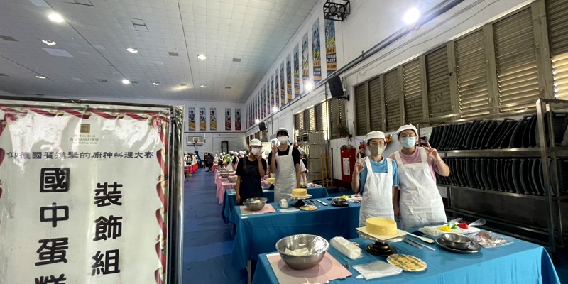 巧手裝飾聖誕蛋糕，技藝學生展現創意實力