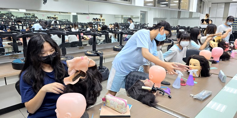 內湖國中114-1 技藝班(家政職群)第五次課程(10/09)：美髮－三股編綜合練習