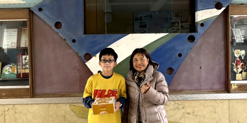 麗娥校長於期末準備禮品~獎勵優秀學生傑出表現