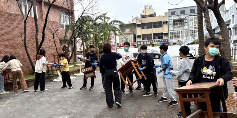 清理老舊課桌椅,除舊佈新送走114學年度上學期!