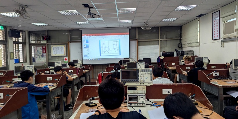 建功高中114學年第一學期技藝教育課程電機電子職群上課狀況系列報導之二（焊接與電路板實作）