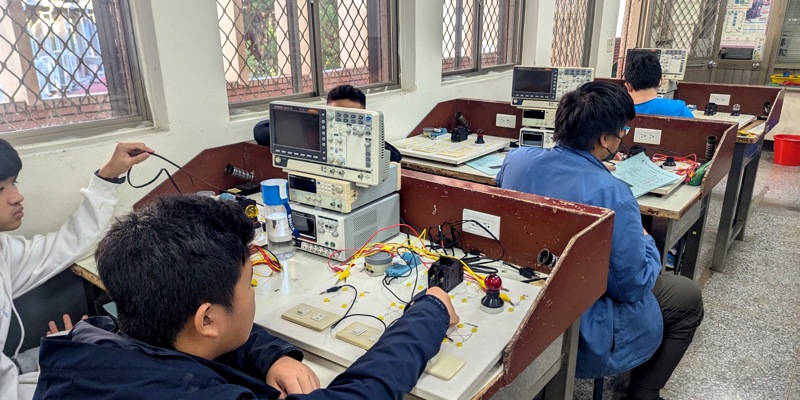 建功高中114學年第一學期技藝教育課程電機電子職群上課狀況系列報導之四（室內配線及軟體操作）