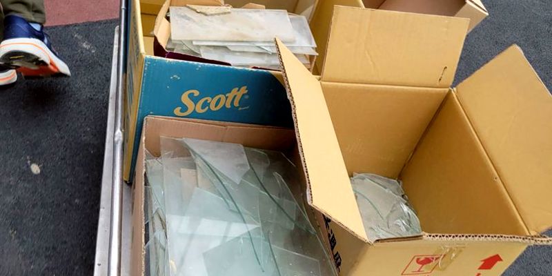 校園進行廢棄獎盃清理作業