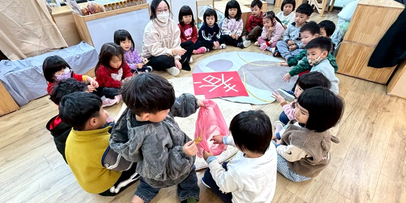 彩虹小班: 過新年，做春聯