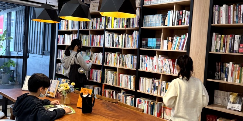 📖 與書同行的一天：走進企鵝不捨小書坊的閱讀學習