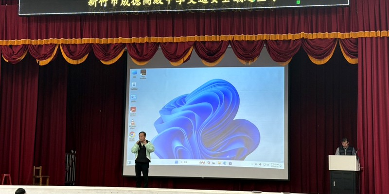 成德高中辦理高中部交通安全宣導暨非號誌化路口磁板、酒駕模擬眼鏡體驗教學