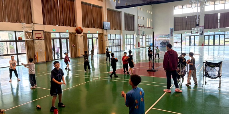 薪火相傳！高峰國小排球寒訓營 校友回歸助陣點燃球魂