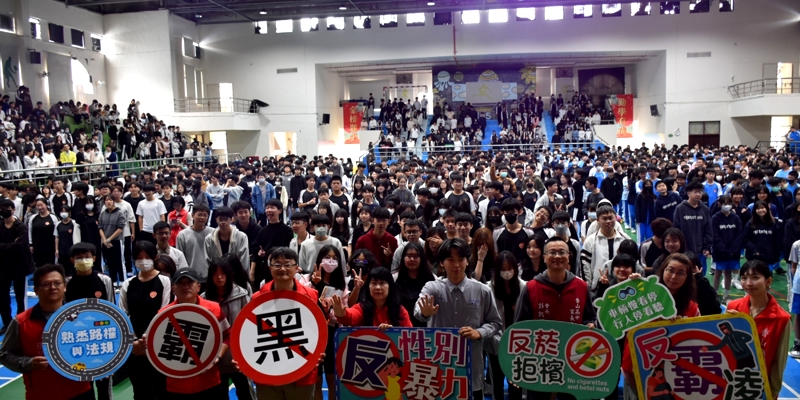 開學典禮齊宣誓，小心短影音風險，優秀校友回娘家