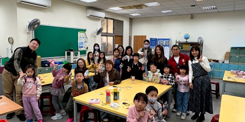 🌸青草湖國小班親會親職講座~「🌻親子團結力～花漾時光 繽紛花藝手作書籤」🔖  🌹