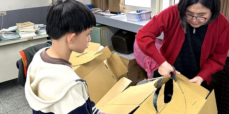 準備來去「蟹田」  活化廢棄的紙箱，把它變成參加「蟹田吧」啟用典禮的道具。