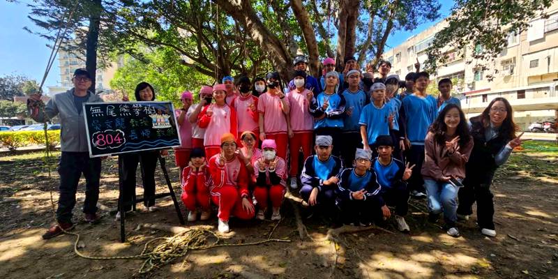 南華國中804班攀樹活動