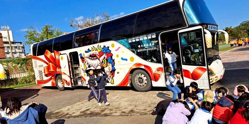 青草湖國小落實防災教育 二年級校外教學前實施遊覽車逃生演練