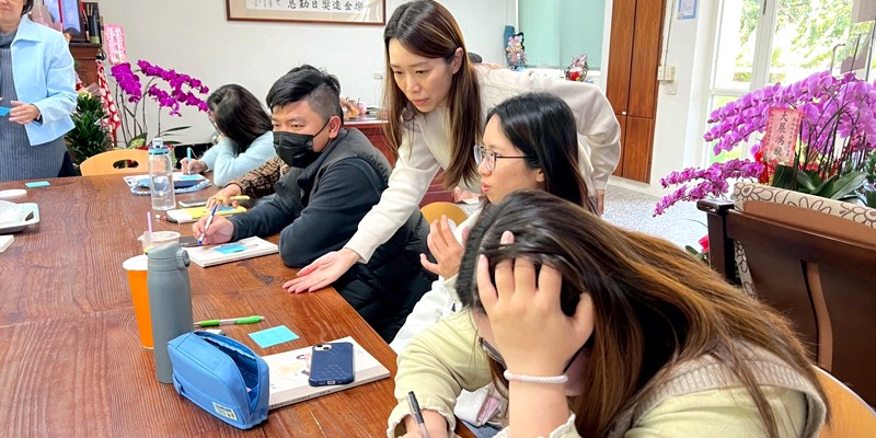 SEL研習蒙眼挑戰開啟「覺察」之窗，老師先讀懂心才能牽起學生的手