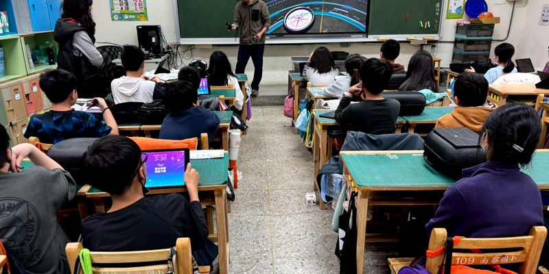 戴上VR，一起走進書本上不一樣的星空