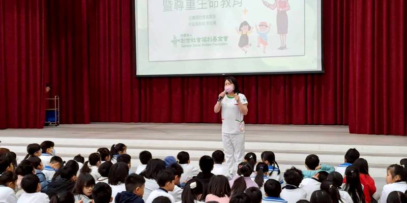 青小辦理交通安全宣導 守護學童安全重視腦部保護