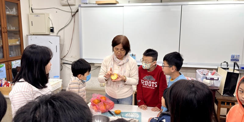 假日科學啟蒙營第二彈！「橘子油燈」與「橘皮微煙火」點燃科學探究魂！