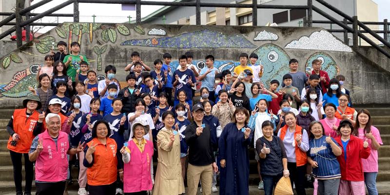 青草湖國小磁磚拼貼，點亮社區文化牆