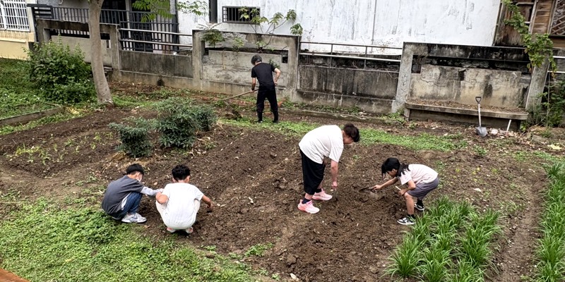 大庄國小迎春耕，親師生攜手整頓生態園區