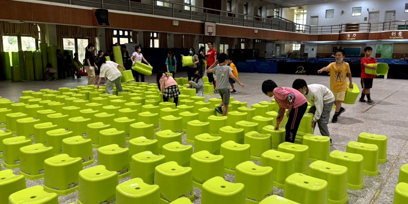 協助兒童節活動擺置綠色小椅子