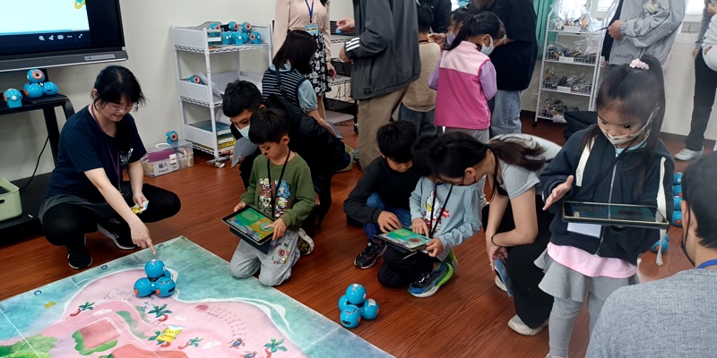 超酷機器人體驗活動~朝山國小擁有25套Dash機器人， 打造SDGs融入STEAM特色校訂課程!