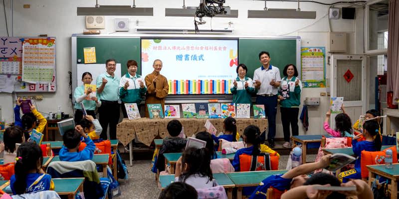 暖心書香進南隘，每一本好書，都是孩子通往世界的門