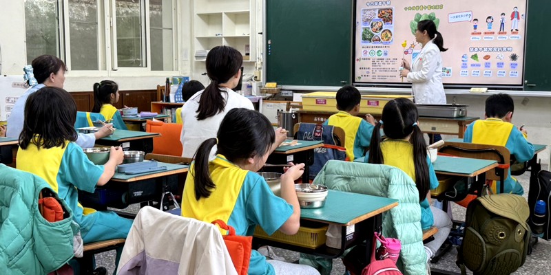 安安市長與茄苳國小學童共進營養午餐