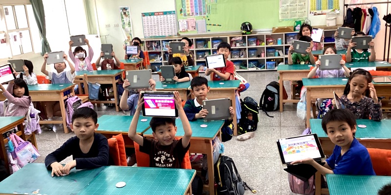 香山國小打造特色胸章　推動親師生平台學習更便利