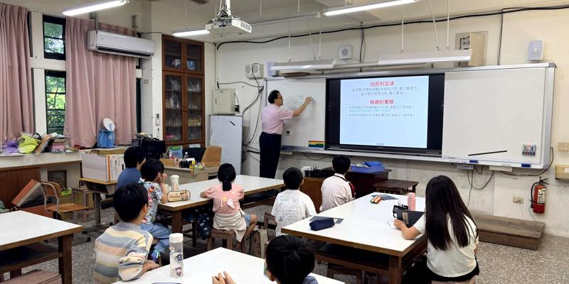 空氣魔術第二彈！懸浮小球、自製噴霧器，南隘學子玩轉「伯努利定律」！