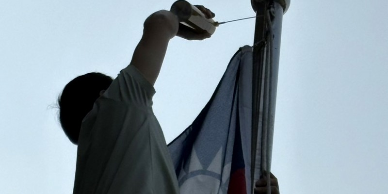 國旗桿滾輪上潤滑油